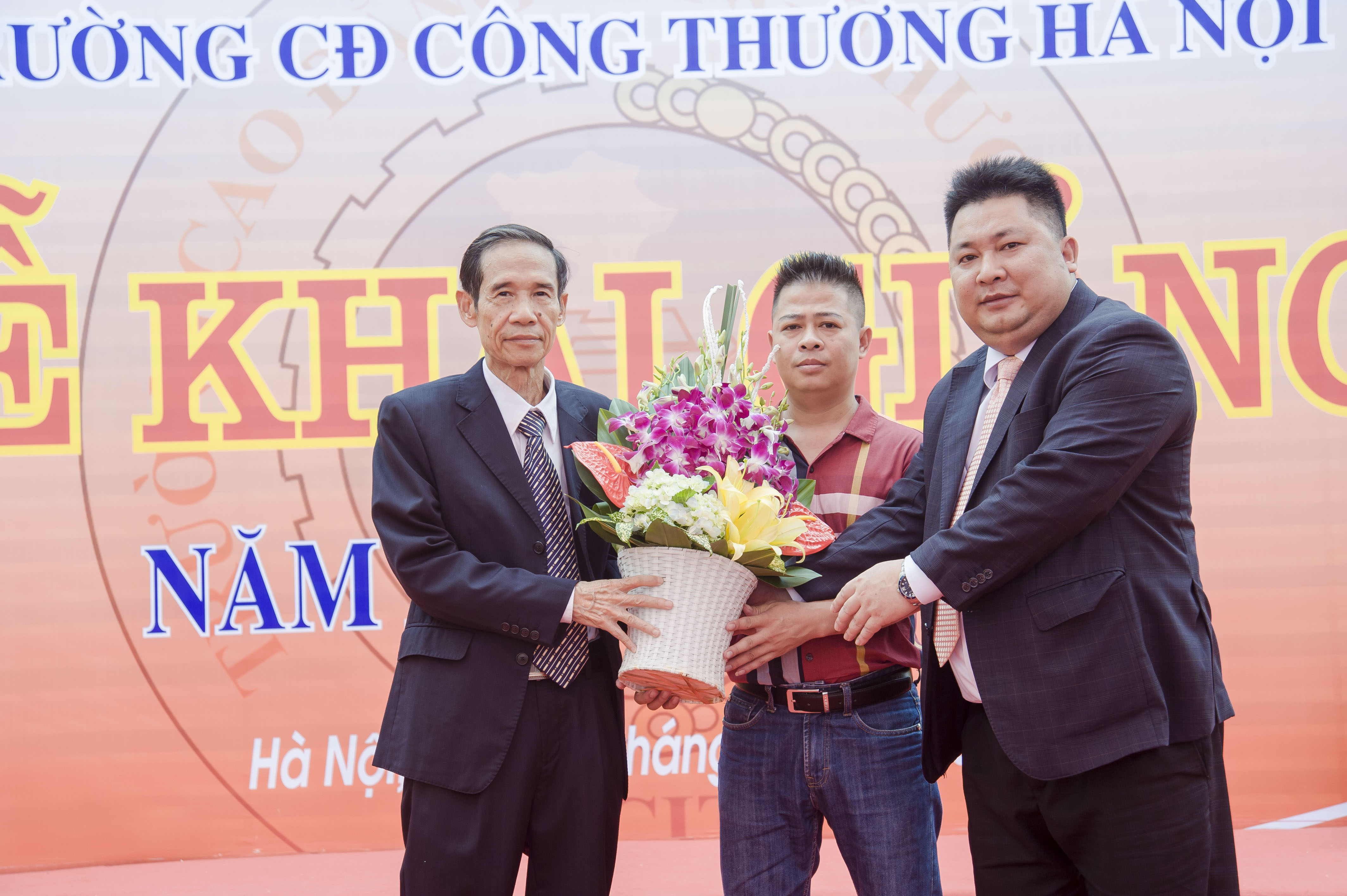 Hội phụ huynh tặng hoa ban giám hiệu nhà trường