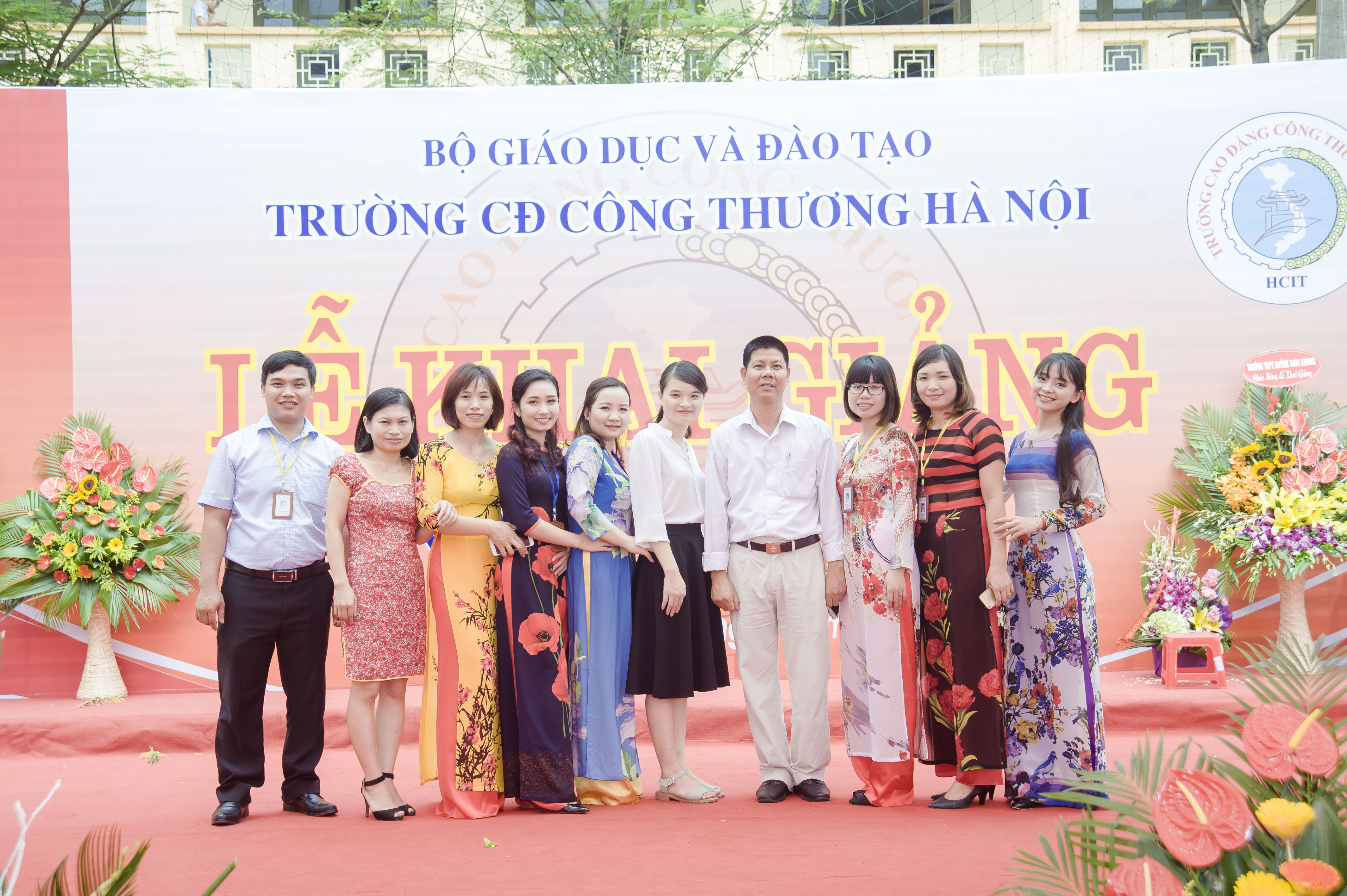 Giáo viên nhà Trường chụp ảnh lưu niệm