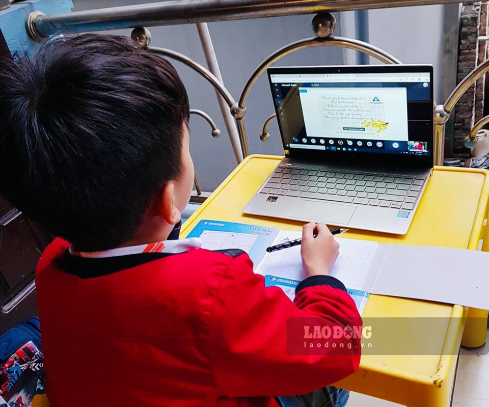 Ngày đầu tiên học sinh nhiều tỉnh, thành học trực tuyến sau nghỉ Tết