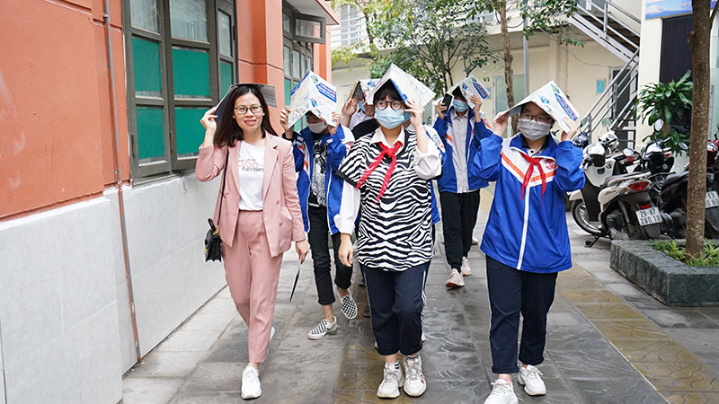 Nồng nhiệt chào đón thầy, cô giáo và học sinh trường THPT Vân Hồ đến thăm trường