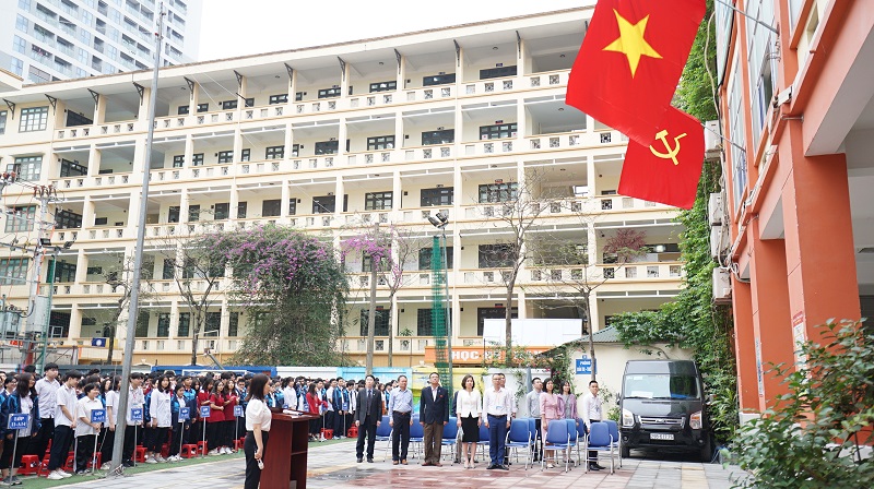 LỄ CHÀO CỜ ĐẦU TUẦN THÁNG 04/2021 HỌC SINH CÁC LỚP KHỐI 11 THPT VÀ HỆ 2 VĂN BẰNG