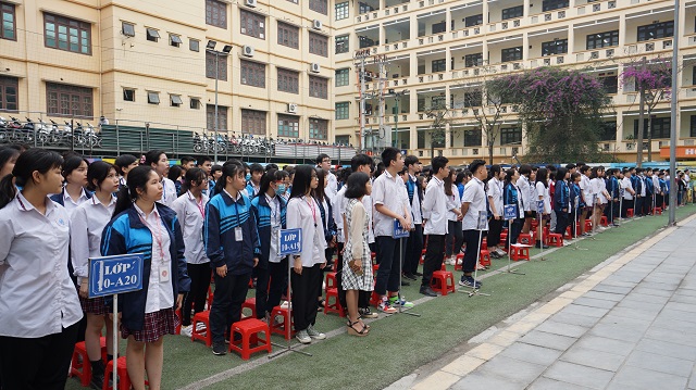 LỄ CHÀO CỜ ĐẦU TUẦN THÁNG 04/2021 HỌC SINH CÁC LỚP KHỐI 10 HỆ 2 VĂN BẰNG VÀ THPT