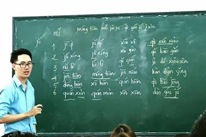 NGÀNH TIẾNG TRUNG HỌC GÌ VÀ RA TRƯỜNG LÀM VIỆC Ở ĐÂU?