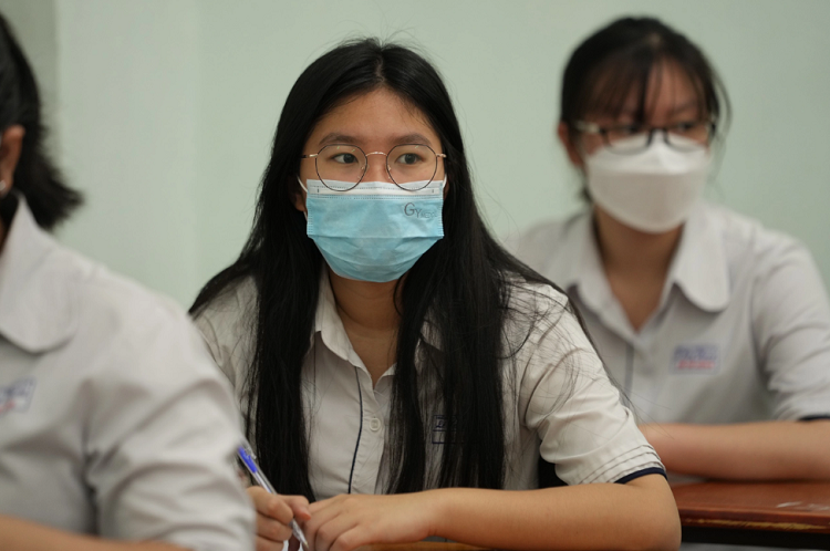 HÌNH ẢNH ĐẦU TIÊN THÍ SINH CẢ NƯỚC BƯỚC VÀO KỲ THI TỐT NGHIỆP KHỐC LIỆT