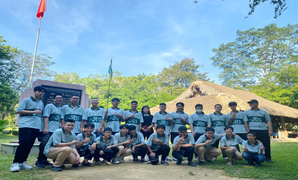 TỔ CHỨC HOẠT ĐỘNG TRẢI NGHIỆM SÁNG TẠO CHO HỌC SINH KHỐI 11 HỆ 2 VĂN BẰNG NĂM HỌC 2022