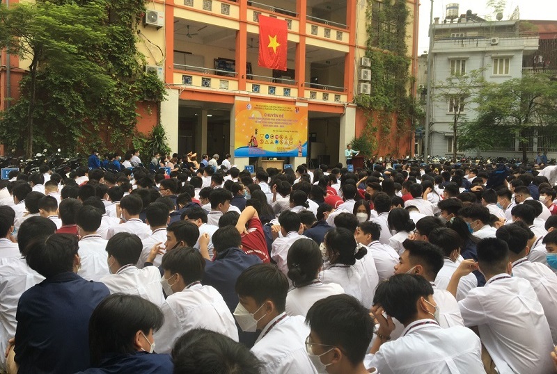 LỄ CHÀO CỜ ĐẦU TUẦN THÁNG 10 CÁC LỚP NGHỀ KHỐI 10 HỆ ĐÀO TẠO 2 VĂN BẰNG