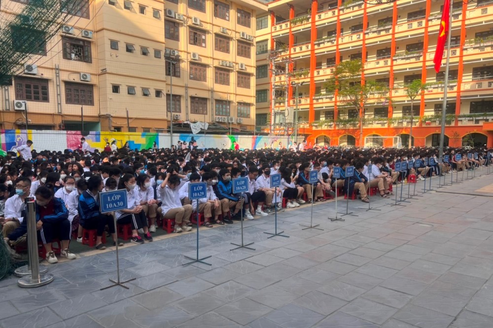 LỄ CHÀO CỜ ĐẦU TUẦN THÁNG 11 CÁC LỚP NGHỀ KHỐI 10 HỆ ĐÀO TẠO 2 VĂN BẰNG