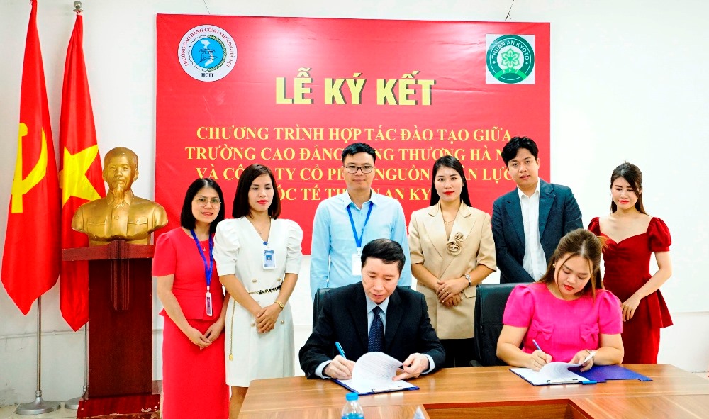 LỄ KÝ KẾT BIÊN BẢN GHI NHỚ HỢP TÁC GIỮA HCIT VÀ CÔNG TY CP NGUỒN NHÂN LỰC QUỐC TẾ THUẬN AN KYOTO