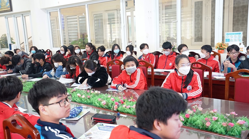 ẢNH TƯ VẤN HƯỚNG NGHIỆP CHO HỌC SINH TRƯỜNG THCS VĂN ĐIỂN