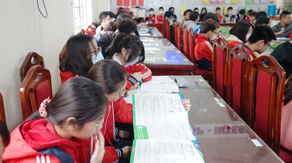 ẢNH TƯ VẤN HƯỚNG NGHIỆP CHO HỌC SINH TRƯỜNG THCS VĂN ĐIỂN