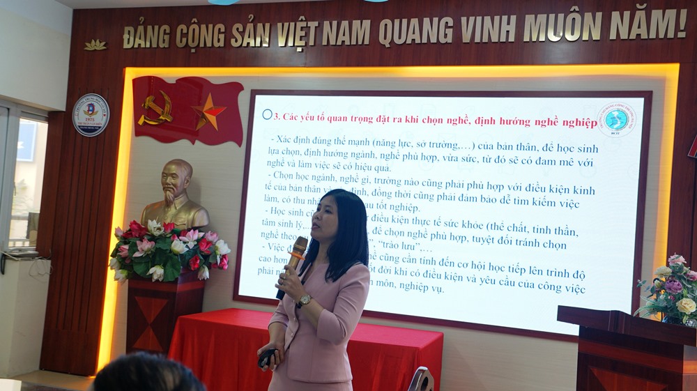 ẢNH TƯ VẤN HƯỚNG NGHIỆP CHO HỌC SINH TRƯỜNG THCS VĂN ĐIỂN