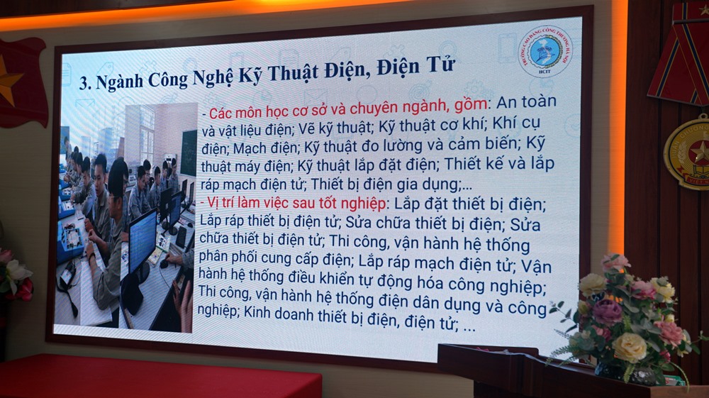 ẢNH TƯ VẤN HƯỚNG NGHIỆP CHO HỌC SINH TRƯỜNG THCS VĂN ĐIỂN