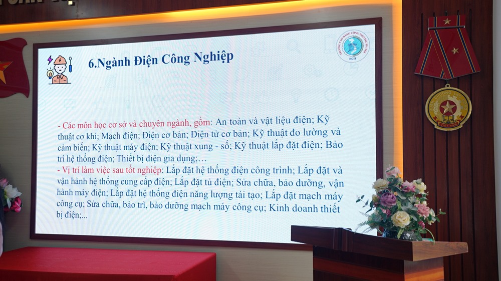 ẢNH TƯ VẤN HƯỚNG NGHIỆP CHO HỌC SINH TRƯỜNG THCS VĂN ĐIỂN