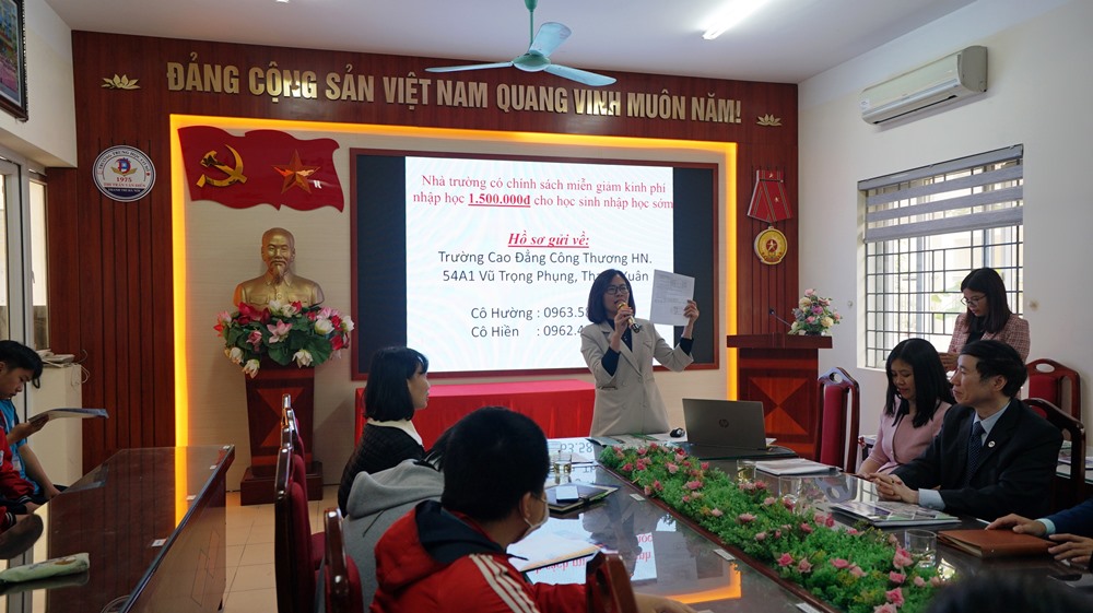 ẢNH TƯ VẤN HƯỚNG NGHIỆP CHO HỌC SINH TRƯỜNG THCS VĂN ĐIỂN