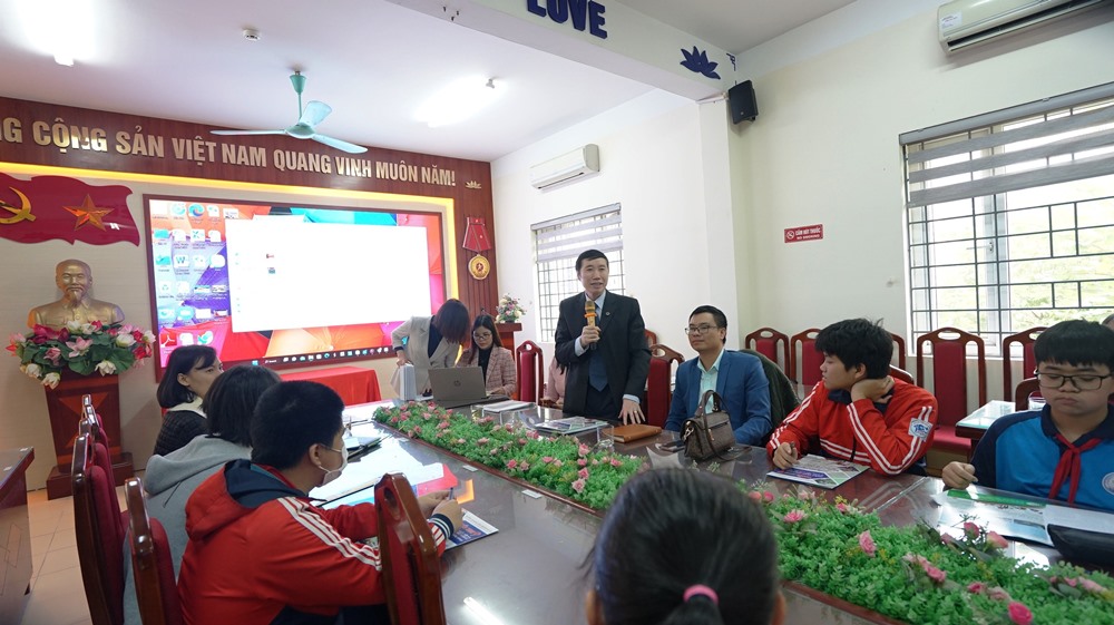 ẢNH TƯ VẤN HƯỚNG NGHIỆP CHO HỌC SINH TRƯỜNG THCS VĂN ĐIỂN