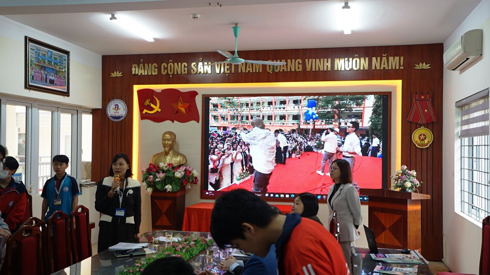 ẢNH TƯ VẤN HƯỚNG NGHIỆP CHO HỌC SINH TRƯỜNG THCS VĂN ĐIỂN