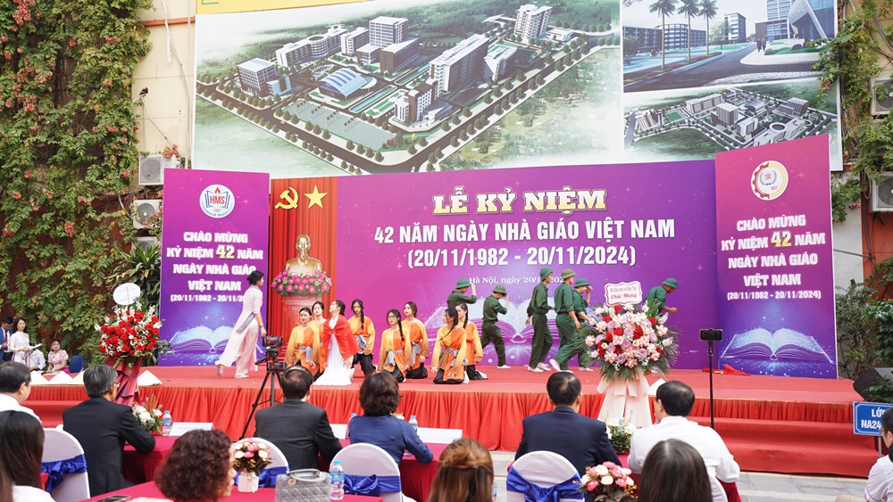 ẢNH MÍT TINH CHÀO MỪNG 42 NĂM NGÀY NHÀ GIÁO VIỆT NAM