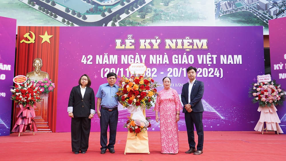 ẢNH MÍT TINH CHÀO MỪNG 42 NĂM NGÀY NHÀ GIÁO VIỆT NAM