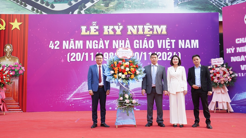 ẢNH MÍT TINH CHÀO MỪNG 42 NĂM NGÀY NHÀ GIÁO VIỆT NAM