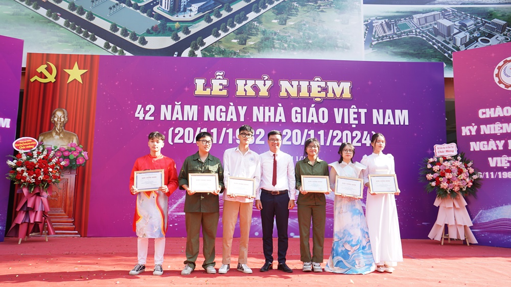 ẢNH MÍT TINH CHÀO MỪNG 42 NĂM NGÀY NHÀ GIÁO VIỆT NAM