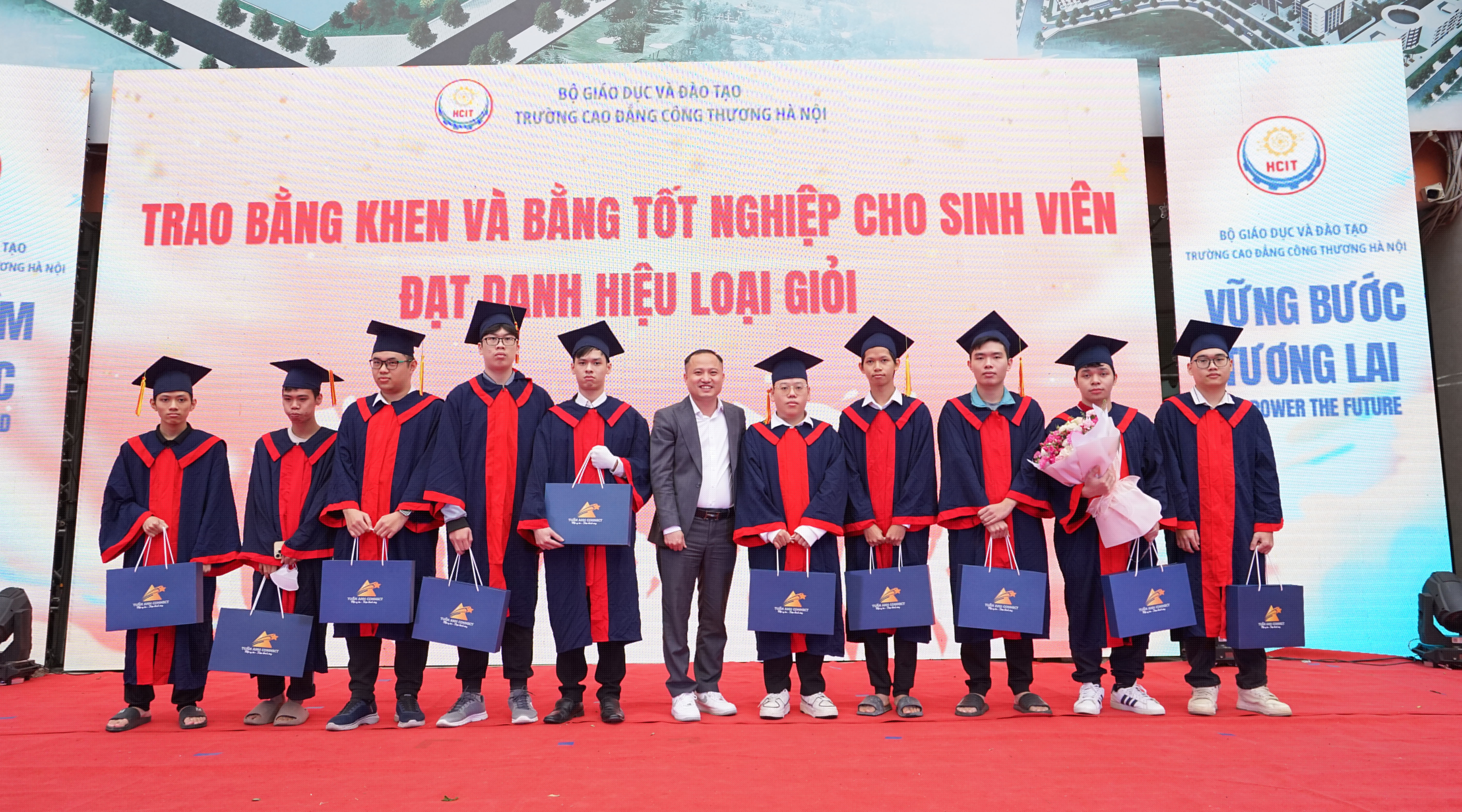 LỄ BẾ GIẢNG, TRAO BẰNG TỐT NGHIỆP CAO ĐẲNG VÀ CHÀO TÂN SINH VIÊN TRANG TRỌNG VÀ ĐẦY Ý NGHĨA