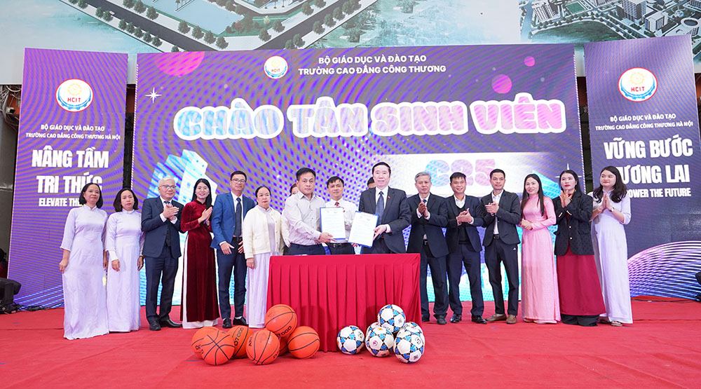 LỄ BẾ GIẢNG, TRAO BẰNG TỐT NGHIỆP CAO ĐẲNG VÀ CHÀO TÂN SINH VIÊN TRANG TRỌNG VÀ ĐẦY Ý NGHĨA