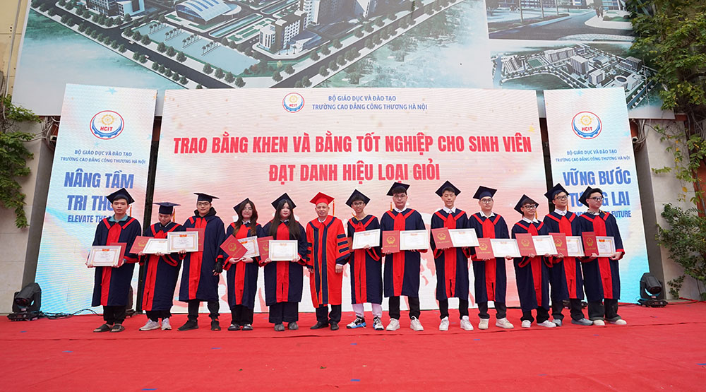 LỄ BẾ GIẢNG, TRAO BẰNG TỐT NGHIỆP CAO ĐẲNG VÀ CHÀO TÂN SINH VIÊN TRANG TRỌNG VÀ ĐẦY Ý NGHĨA