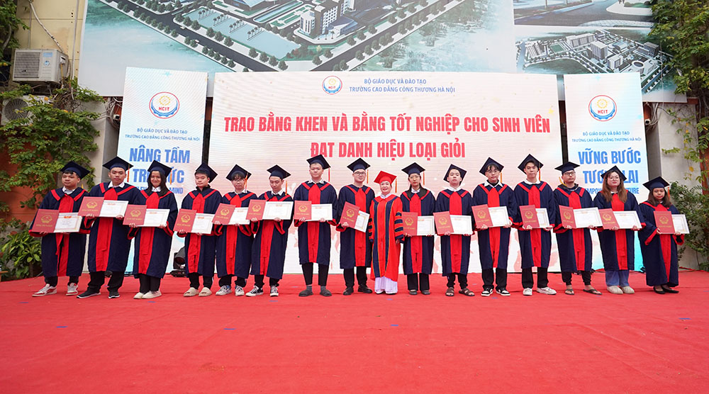 LỄ BẾ GIẢNG, TRAO BẰNG TỐT NGHIỆP CAO ĐẲNG VÀ CHÀO TÂN SINH VIÊN TRANG TRỌNG VÀ ĐẦY Ý NGHĨA