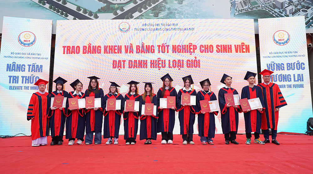 LỄ BẾ GIẢNG, TRAO BẰNG TỐT NGHIỆP CAO ĐẲNG VÀ CHÀO TÂN SINH VIÊN TRANG TRỌNG VÀ ĐẦY Ý NGHĨA