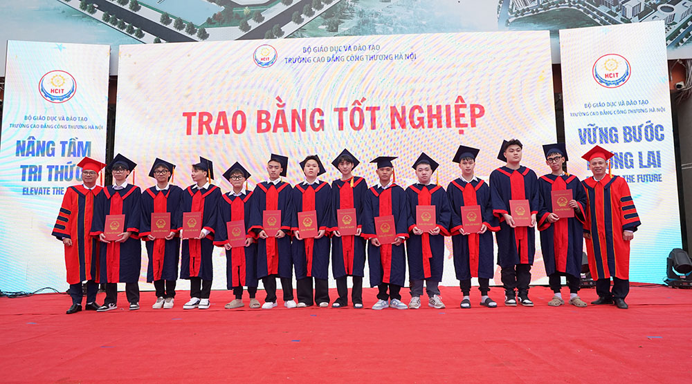 LỄ BẾ GIẢNG, TRAO BẰNG TỐT NGHIỆP CAO ĐẲNG VÀ CHÀO TÂN SINH VIÊN TRANG TRỌNG VÀ ĐẦY Ý NGHĨA
