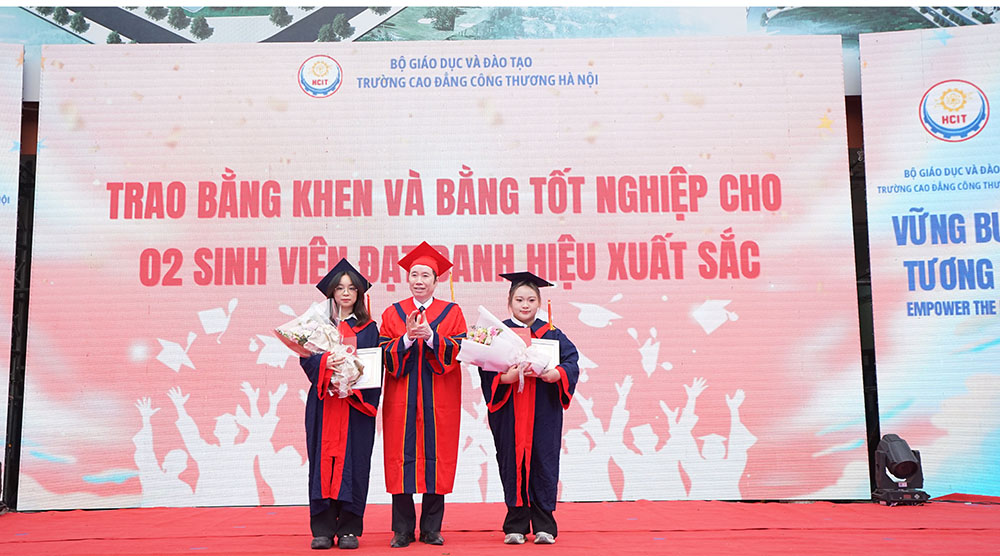 LỄ BẾ GIẢNG, TRAO BẰNG TỐT NGHIỆP CAO ĐẲNG VÀ CHÀO TÂN SINH VIÊN TRANG TRỌNG VÀ ĐẦY Ý NGHĨA