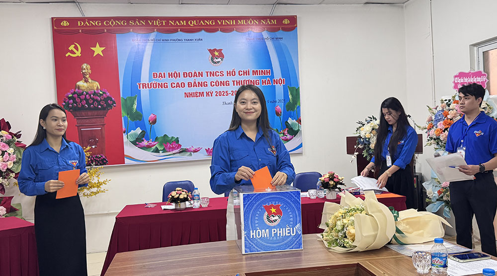Các đại biểu bỏ phiếu bầu BCH Đoàn TNCS Hồ Chí Minh Trường khoá V, nhiệm kỳ 2025 – 2027