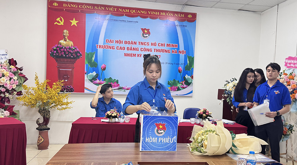 Các đại biểu bỏ phiếu bầu BCH Đoàn TNCS Hồ Chí Minh Trường khoá V, nhiệm kỳ 2025 – 2027