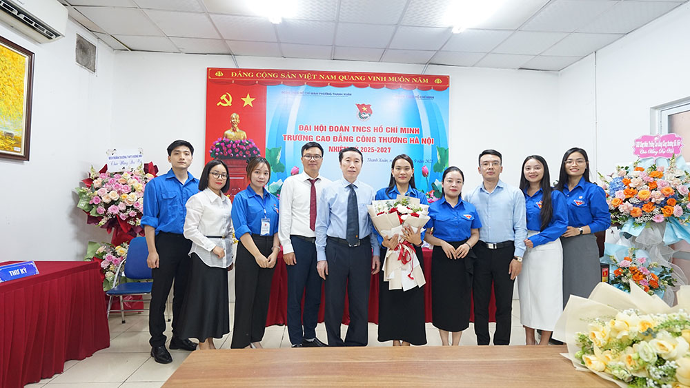 Các đại biểu tặng hoa chúc mừng BCH ĐTN Trường khóa V, nhiệm kỳ 2025-2027