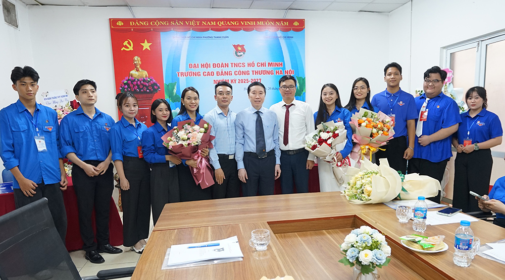 Các đại biểu tặng hoa chúc mừng BCH ĐTN Trường khóa V, nhiệm kỳ 2025-2027