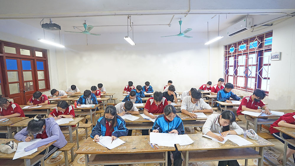 KIỂM TRA ĐỊNH KỲ GIỮA HỌC KỲ I NĂM HỌC 2025-2026 TRẬT TỰ - NGHIÊM TÚC VÀ ĐÚNG QUY CHẾ