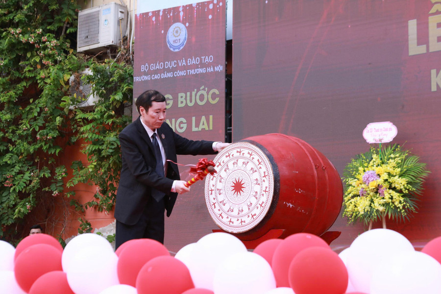 Lời nhắn nhủ ý nghĩa của thầy Hiệu trưởng tới người học ở Lễ khai giảng