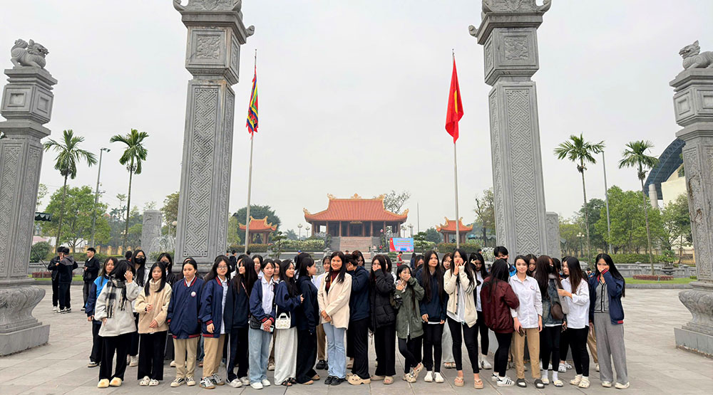 HOẠT ĐỘNG TRẢI NGHIỆM GIÁO DỤC DI SẢN HƯỚNG VỀ LỊCH SỬ TRUYỀN THỐNG T25