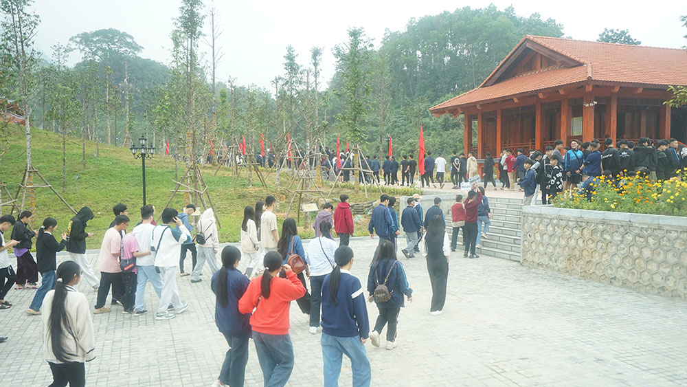 HOẠT ĐỘNG TRẢI NGHIỆM  GIÁO DỤC DI SẢN TRUYỀN THỐNG CÁCH MẠNG