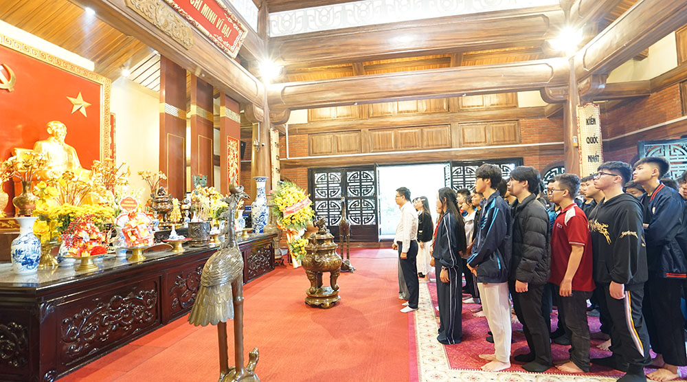 HOẠT ĐỘNG TRẢI NGHIỆM  GIÁO DỤC DI SẢN TRUYỀN THỐNG CÁCH MẠNG