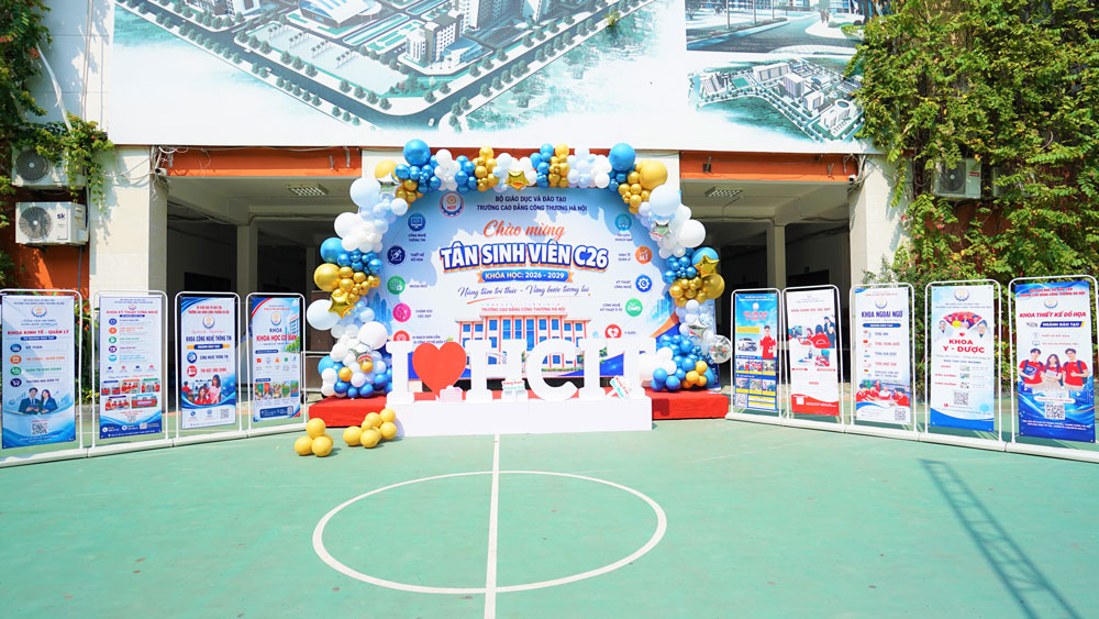 TƯNG BỪNG ĐÓN TIẾP SINH VIÊN  TẬP TRUNG NHẬP HỌC