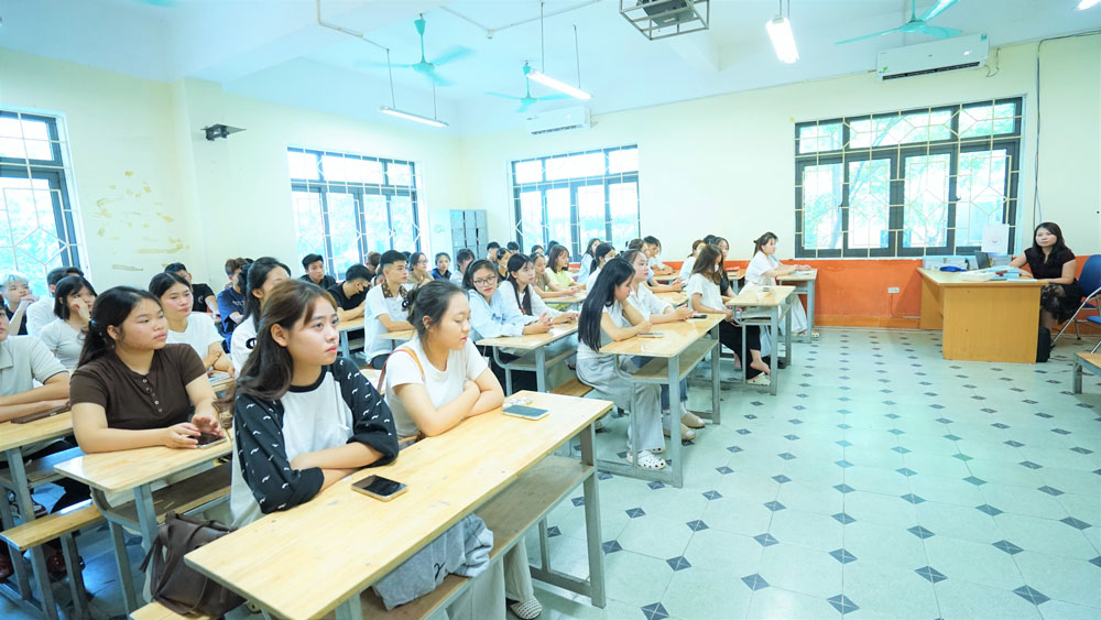 TƯNG BỪNG ĐÓN TIẾP SINH VIÊN  TẬP TRUNG NHẬP HỌC