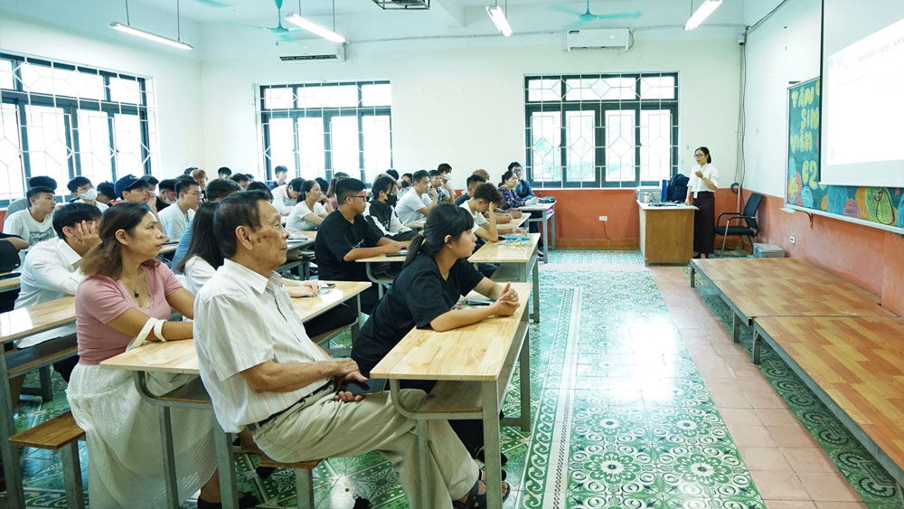 TƯNG BỪNG ĐÓN TIẾP SINH VIÊN  TẬP TRUNG NHẬP HỌC
