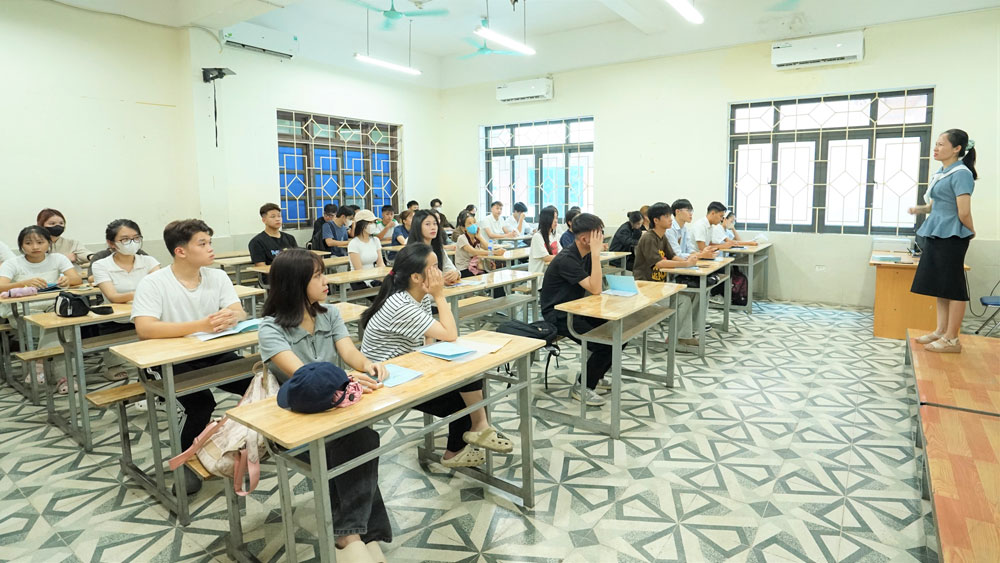 TƯNG BỪNG ĐÓN TIẾP SINH VIÊN  TẬP TRUNG NHẬP HỌC