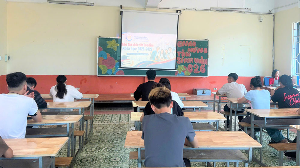 TƯNG BỪNG ĐÓN TIẾP SINH VIÊN  TẬP TRUNG NHẬP HỌC