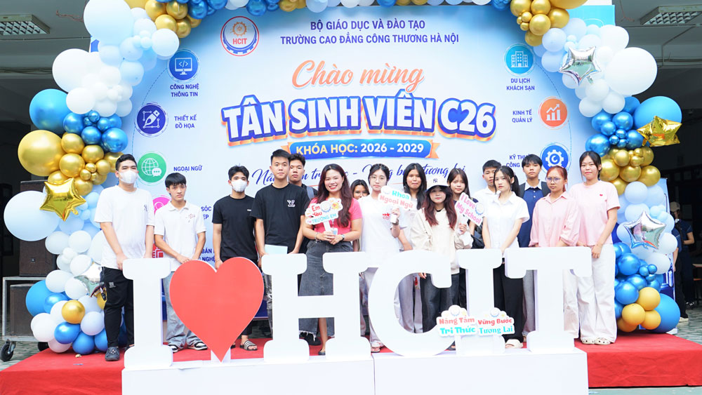 TƯNG BỪNG ĐÓN TIẾP SINH VIÊN  TẬP TRUNG NHẬP HỌC