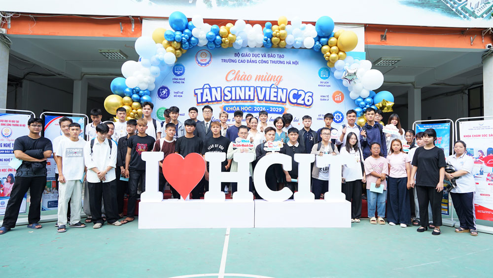 TƯNG BỪNG ĐÓN TIẾP SINH VIÊN  TẬP TRUNG NHẬP HỌC
