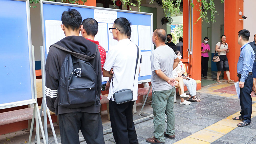 TƯNG BỪNG ĐÓN TIẾP SINH VIÊN  TẬP TRUNG NHẬP HỌC