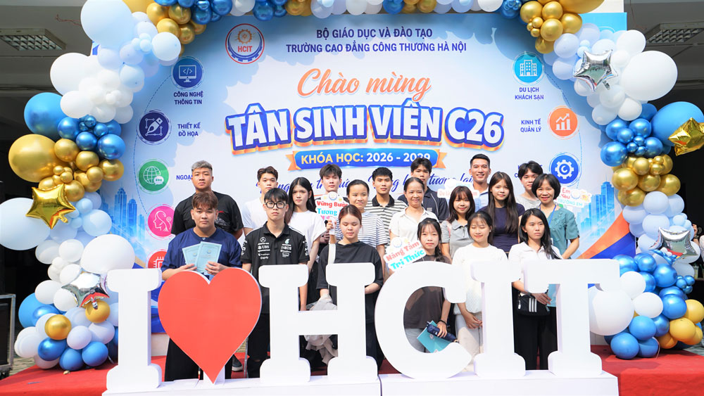 TƯNG BỪNG ĐÓN TIẾP SINH VIÊN  TẬP TRUNG NHẬP HỌC