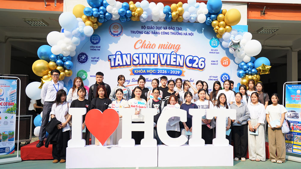 TƯNG BỪNG ĐÓN TIẾP SINH VIÊN  TẬP TRUNG NHẬP HỌC